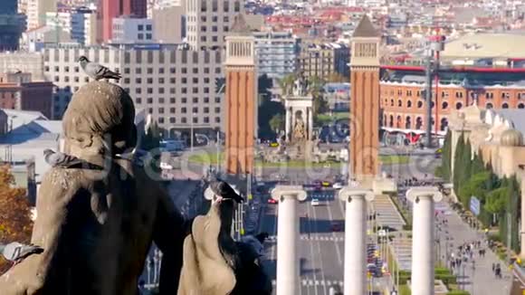 鸽子成群结队地坐在雕像上西班牙巴塞罗那一个普通的晴天背景城市艺术品视频的预览图
