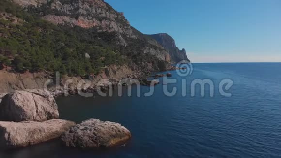 洛基海岸线鸟瞰海岩海岸视频的预览图