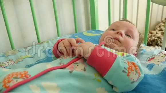 婴儿床里的丽辛视频的预览图