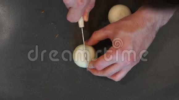 厨师切洋葱烹饪过程手切洋葱厨师切洋葱视频的预览图