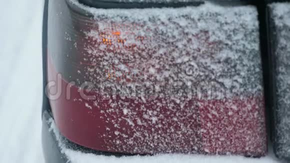 雪天机器上的危险警告灯闪烁开着车后景特写视频的预览图