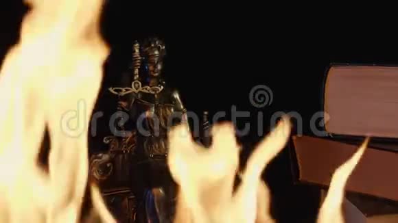 正义的雕像前景中的火焰视频的预览图