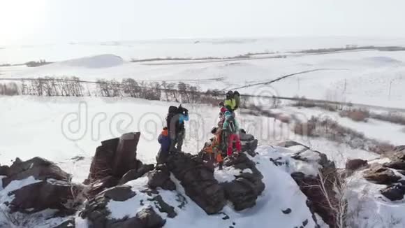 装备齐全的游客站在山顶上为他们这样做而高兴空中飞行视频的预览图