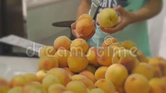 手在果蔬农村市场挑选和采摘桃子视频的预览图