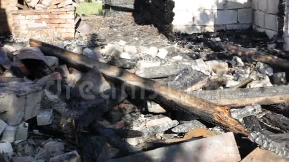 一座被烧毁的房子的残骸视频的预览图