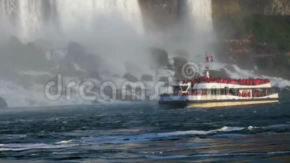 尼亚加拉大瀑布加拿大船在马蹄瀑布底部加拿大尼亚加拉瀑布视频的预览图
