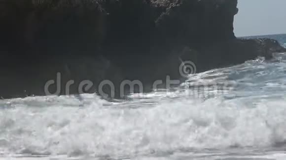 海浪冲击岩石2视频的预览图