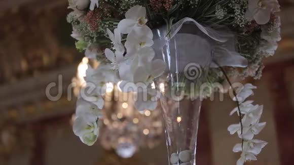 城堡里的白色花朵作为婚礼装饰视频的预览图