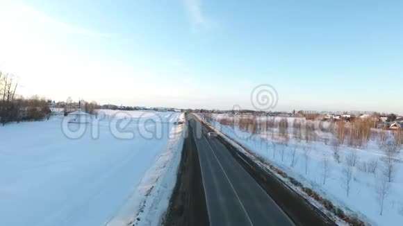 冬天的汽车上路了视频的预览图