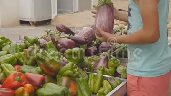 青少年男孩在水果和蔬菜农村市场选择蔬菜视频的预览图
