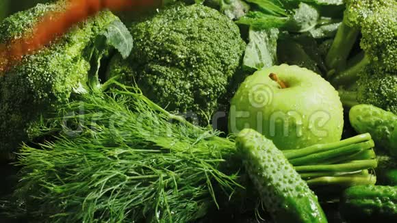 绿色蔬菜与掉落胡萝卜视频视频的预览图