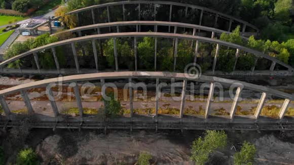 旧拱桥空中的4K视频视频的预览图