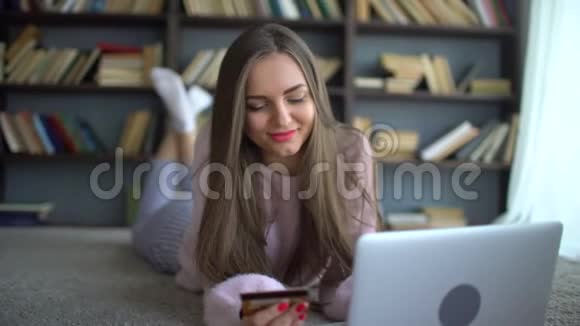 女性购物使用平板电脑和信用卡室内的4千克视频的预览图