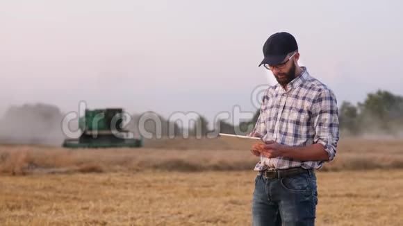 一位男性农民在田里使用数字平板电脑视频的预览图