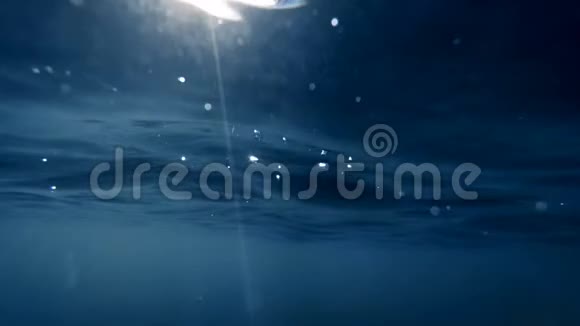 从水下拍摄的关于海浪和太阳光线的视频视频的预览图