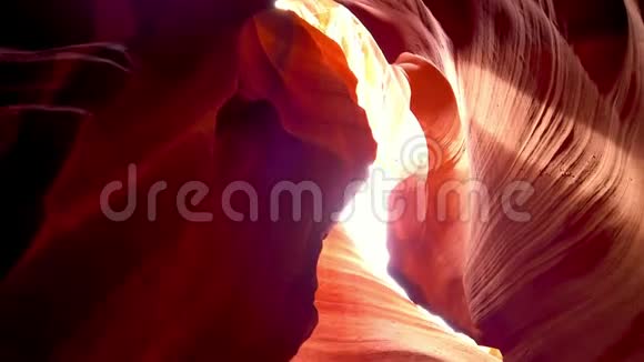 亚利桑那州羚羊峡谷的壮观景色旅行摄影视频的预览图