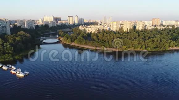 乌克兰基辅市中心的RusanovkaMassif和Rusanovsky频道的空中景观视频的预览图