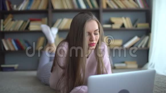 那个学生女孩用笔记本电脑年轻漂亮的女孩在使用笔记本电脑的社交网络中通信4k青年视频的预览图