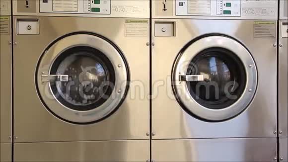 两个前装洗衣机浴缸视频的预览图