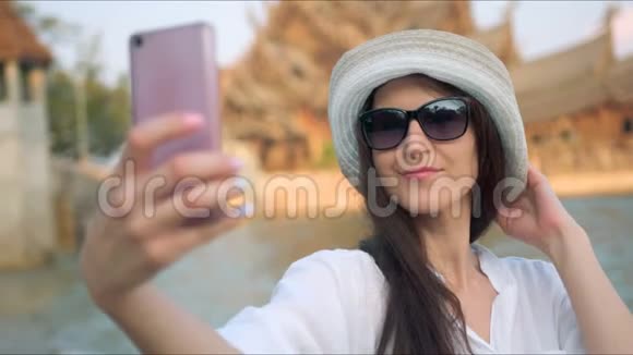 女子在古寺前合影留念暑假女孩访问著名亚洲游客视频的预览图