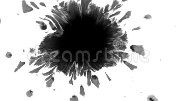 黑色油漆滴在白色表面高清1920x1080视频的预览图