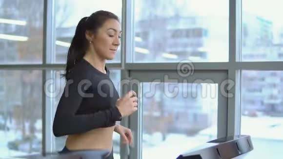 健身理念健身房跑步机上美女的特写镜头视频的预览图