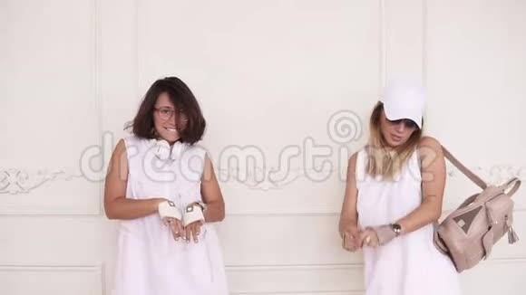 两个穿着白色裙子的女朋友跳舞享受在一起的时光印度群岛录像视频的预览图