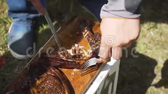 厨师用刀子慢慢切生肉视频的预览图