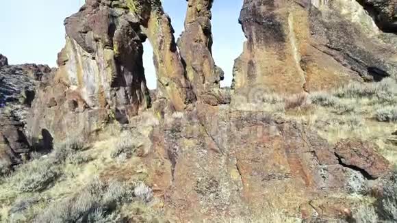 沙漠中岩石尖顶的俯视图视频的预览图