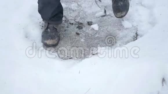 男人在雪地里旧鞋视频的预览图