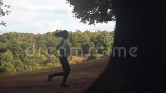 阳光明媚的一天运动女孩在公园里奔跑视频的预览图