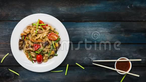 旋转乌登炒面与海鲜和蔬菜用新鲜豆芽和筷子装饰成白色视频的预览图