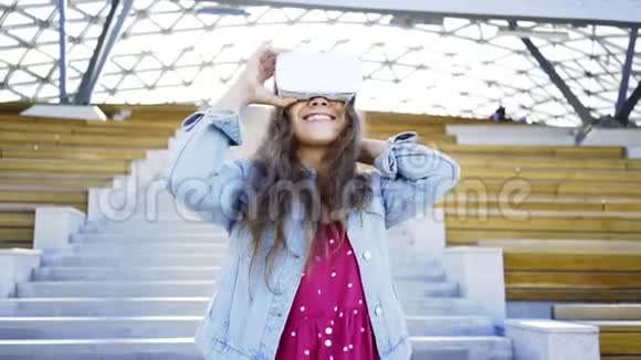 女人在公园里探索虚拟现实视频的预览图