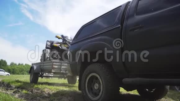 一辆汽车拖车里的运动ATV在拖车中运送越野ATV视频的预览图