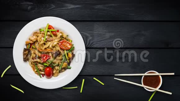 旋转乌登炒面与海鲜和蔬菜用新鲜豆芽和筷子装饰成白色视频的预览图