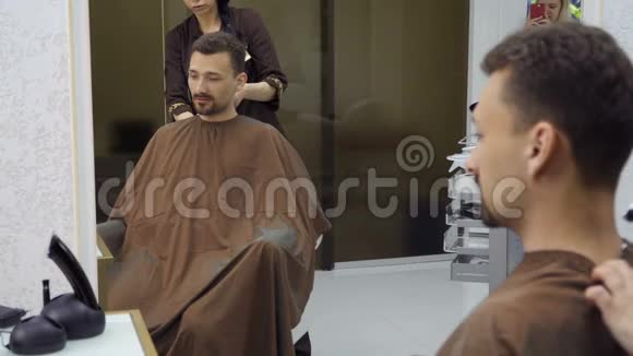 美发师用电动剃须刀理发视频的预览图