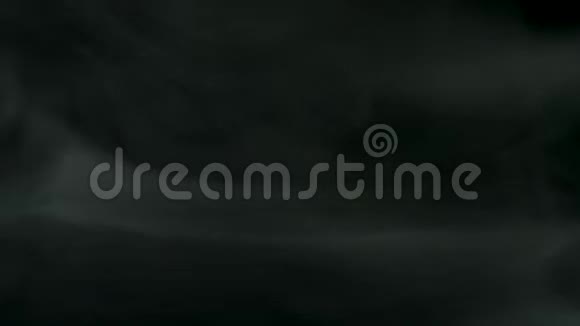 在黑色背景上隔离白雾烟熏效果库存录像烟雾云覆盖在黑色背景上视频的预览图