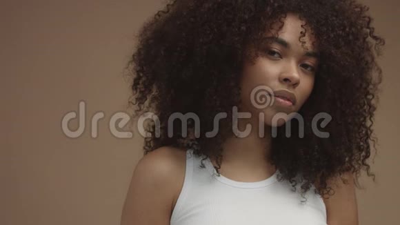 黑色女人的潘动肖像有着巨大的非洲卷发和闪亮的皮肤视频的预览图