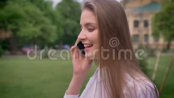 小可爱女孩夏天在公园打电话情感观念沟通观念视频的预览图