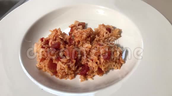 芸豆和香肠被舀在西班牙米饭上视频的预览图