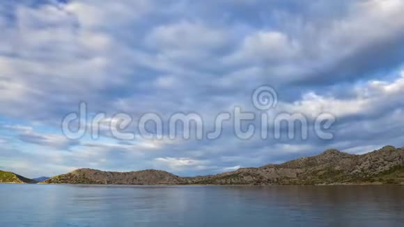 穿越海洋和土耳其岛的云层的时间流逝视频的预览图