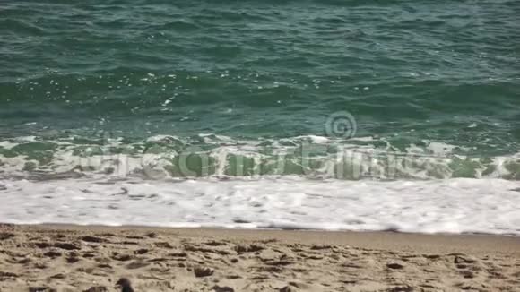 巨大的全景海景与大浪撞击沙岸慢动作全高清视频240fps1080p视频的预览图