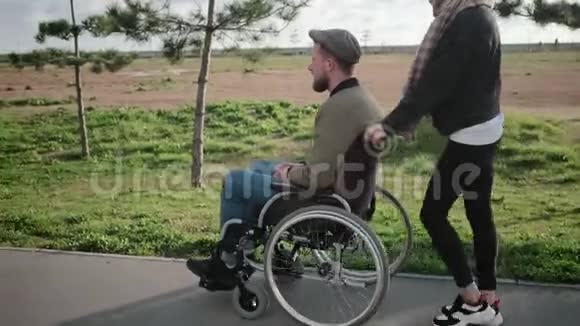 残疾人和女朋友一起散步视频的预览图