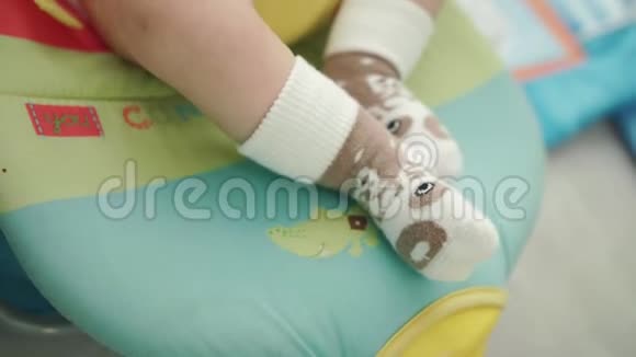 穿袜子的婴儿脚穿着滑稽的袜子把小脚关起来小腿视频的预览图