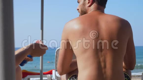 女朋友在海滩上给男朋友涂奶油视频的预览图