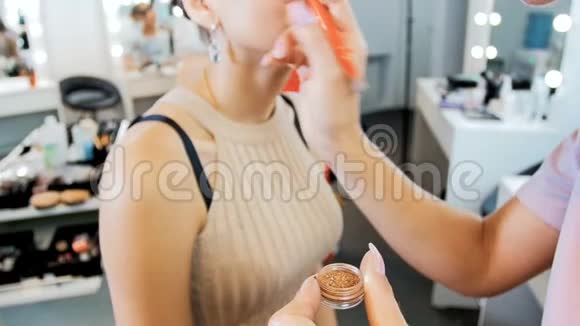 特写慢镜头的专业视觉绘画模特的眼睛化妆师给女孩化妆视频的预览图