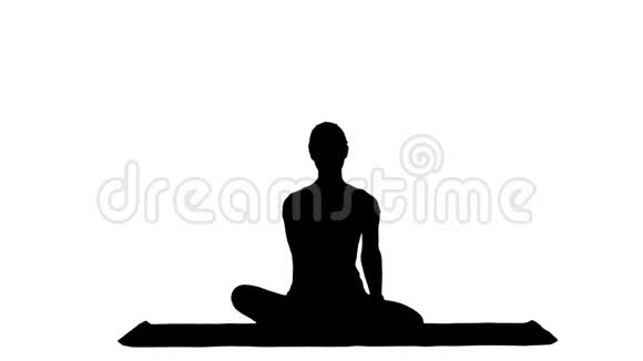 运动迷人的女人练习瑜伽坐在全莲花锻炼Siddhasana姿势锻炼轨道哑光视频的预览图