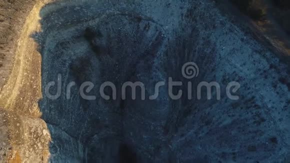 灰山崖表面特写顶部有针叶树录像美丽的山山景观视频的预览图