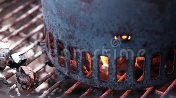 烧烤炉里着火了视频的预览图