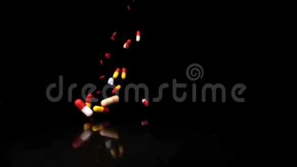 药片掉落并向摄像机滚动视频的预览图